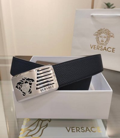 范思哲Versaec商务休闲、正装均可佩戴！腰带由柔软的小牛皮革制成，宽度4.0Cm ，扣头饰有立体美杜莎，采用真空电镀 ，时尚百搭！