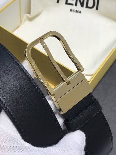 配送专柜包装 打孔针 特批新款 Fd 宽40Mm 标志造型皮带，钉扣式带扣。进口牛皮印有浮雕 纯手工手绘黑色Ff 图案，撞色皮，镀金表面金属制品，品质保证，非市