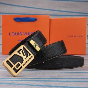 腰带皮带：Lv 路易威登原单牛皮皮带 男款皮带：材质百分百头层牛皮腰带保证真皮皮带，专柜原单品质、做工精细，时尚大牌，送人自用首选包装： 请认准如图专柜包装赠送