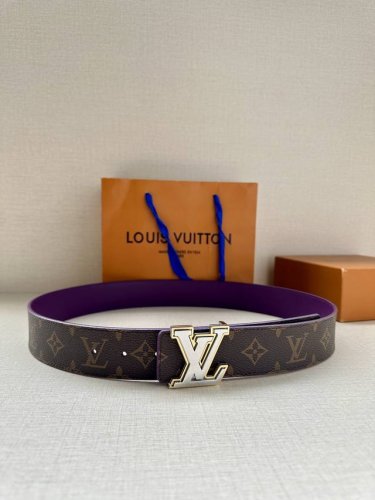 特 本款 4.0宽 Lv Initiales 双面腰带拼合经典 Monogram 帆布和素色皮革，搭配中央 Lv 字母搭扣，为路易威登爱好者提供多样造型选择。一