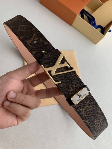 品名： Lv..路易..威登原单 型号：挂扣，钢扣，图片实物拍摄 材料：头层牛皮，挂扣系列，纯钢质扣头，钯镀电镀工艺永不掉色。带身可双面使用，咖