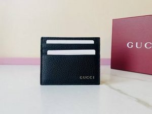 顶配版 饰Gucci标识卡片夹。男士系列日常配饰选用经典黑色皮革焕新打造。 早春系列以Gucci字母标识焕新演绎经典配件，巧妙展现品牌标识内涵。这款卡片夹设有四