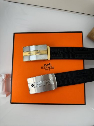 特 品牌：H新款进口3. 5自动扣头层小牛皮，手感细腻柔软。搭配纯钢自动精品钢扣，男士必备！宽度： 3.5Cm自动钢扣头层牛皮皮带