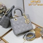 四格羊皮灰色 My Lady 字母系列羊皮金扣 每个女人一生中一定要有一个戴妃包 Lady 不同尺Size也都各有千秋 气质优雅的戴妃包加上了可爱的徽章元素 突