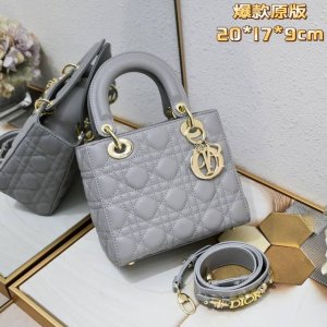 四格羊皮灰色 My Lady 字母系列羊皮金扣 每个女人一生中一定要有一个戴妃包 Lady 不同尺Size也都各有千秋 气质优雅的戴妃包加上了可爱的徽章元素 突