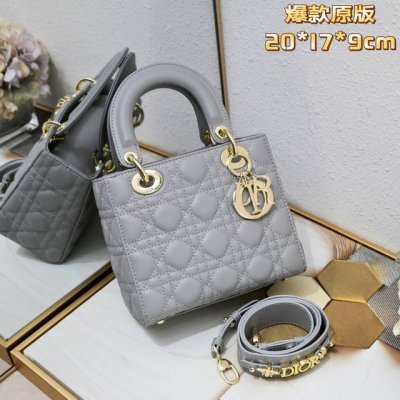 四格羊皮灰色 My Lady 字母系列羊皮金扣 每个女人一生中一定要有一个戴妃包 Lady 不同尺Size也都各有千秋 气质优雅的戴妃包加上了可爱的徽章元素 突