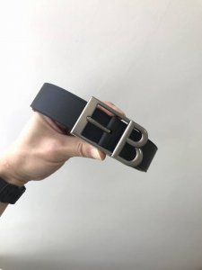 批 巴 .世家 Balenciga Fall-Winter 宽35Mm 黑色腰带采用复古美学设计意大利制造的原厂松折纹皮革，釆用会标斜角色针扣B造型 签名镀金金