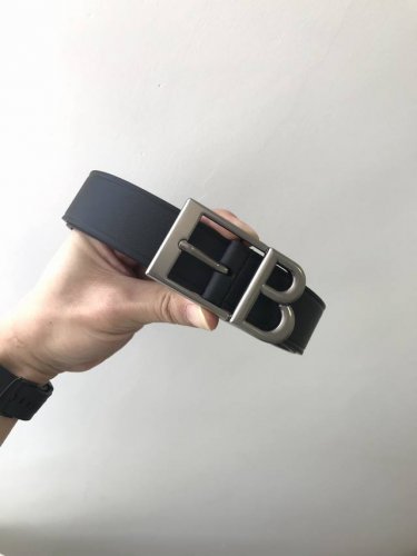 批 巴 .世家 Balenciga Fall-Winter 宽35Mm 黑色腰带采用复古美学设计意大利制造的原厂松折纹皮革，釆用会标斜角色针扣B造型 签名镀金金