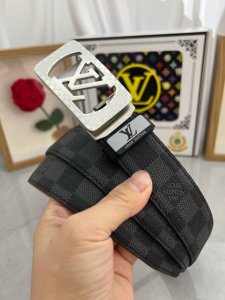 品名：Lv..路易..威登自动带 材质：原单牛皮腰带 百分百头层牛皮腰带保证真皮，24K纯钢扣，专柜原单品质、做工精细，时尚大牌，送人自用首选包装： 请认准如图