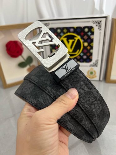 品名：Lv..路易..威登自动带 材质：原单牛皮腰带 百分百头层牛皮腰带保证真皮，24K纯钢扣，专柜原单品质、做工精细，时尚大牌，送人自用首选包装： 请认准如图