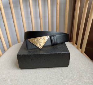 Prada 普拉达 专柜最新款 这款搭扣式腰带出自多功能的组合式配饰系列 可随心搭配 三角形徽标藉由普世的简约廓形彰显别具一格的特色和现代感 呈现精致质感 宽:
