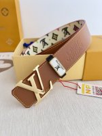 品名： Lv..路易..威登腰带皮带原单 型号：挂扣，经典纯钢材质面字母挂扣，头层牛皮，图片实物拍摄 材料：头层牛皮，挂扣系列，纯钢材质扣头，钯镀电镀工艺永不掉