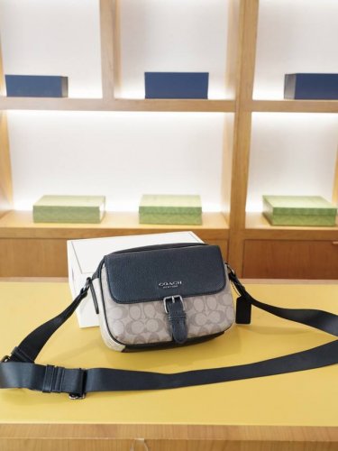 Coach 蔻驰 官网同步 高版本 斜挎单肩背包 永恒不过时的标志性产品 纯原单牛皮 顶级五金制作 非市面普通版本 贸易公司订单货 全部实拍 实用性非常高 完全