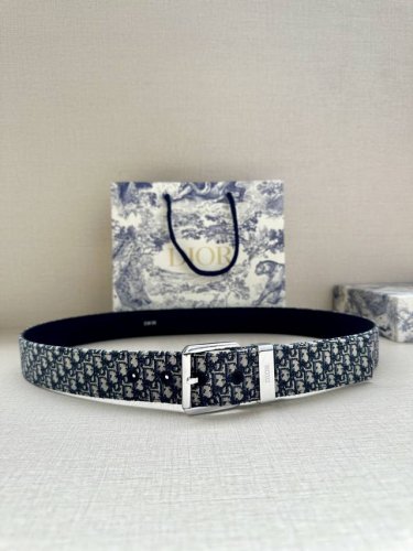 宽度3.5Cm Dior 这款腰带采用黑色超迷你 Oblique 印花面料精心制作，搭配金属覆层黄铜腰带扣，彰显优雅时尚的风范。腰带长度可调节，可与各式 35