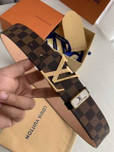 品名： Lv..路易..威登原单 型号：挂扣，图片实物拍摄 材料：头层牛皮，挂扣系列，纯钢质扣头，钯镀电镀工艺永不掉色。咖格磨砂皮底，专柜同等质量， 送人自用首
