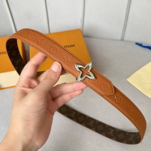 女士經典頂級休閒腰帶 寬度30毫米這款永恆優雅飾有帆布的造型設計 原版小荔枝紋牛皮底 搭配最新款四葉草菱形掛扣 雙面用 多色選 任意搭配