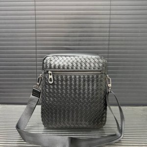 Bottega Veneta 葆蝶家 手工编织男士单肩包 斜挎包 经典百搭 实物拍摄 原厂原版面料 配送防尘袋 24 X 26 Cm。
