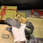 特 古奇 新款 Gg Marmont系列每一季都会推陈出新，为灵感源于70年代的标志性gg配件注入现代精髓。这款灰色和黑色gg Supreme帆布腰带反面采用灰