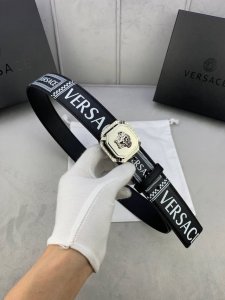 特 宽度4.0Cm 范思哲 此款两面头层皮底 腰带饰有标志性的Versace美杜莎头像三件套组合扣，彰显品牌格调。是一款精美的衣橱必备单品。