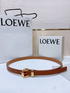Loewe 罗意威专柜最新同款腰带 选用光滑牛皮革窄款腰带 配有Anagram Pebble针扣 卓越的工艺 个性的造型 精美的材质 宽:2.0Cm