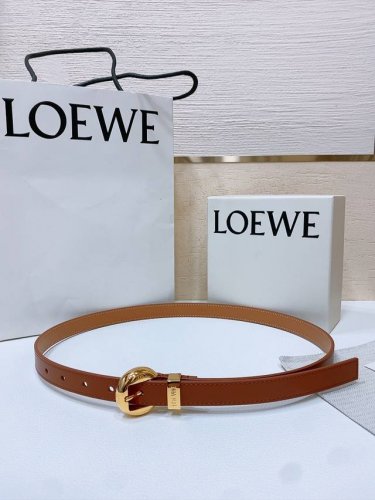 Loewe 罗意威专柜最新同款腰带 选用光滑牛皮革窄款腰带 配有Anagram Pebble针扣 卓越的工艺 个性的造型 精美的材质 宽:2.0Cm