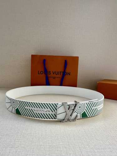 本款4.0宽Lv Imprint 双面腰带令休闲造型展露新季街头风范 皮革腰带压印 Vuitton 字样 延续运动鞋外底的灵感启发 Lv 字母搭扣拥有缤纷边缘