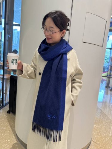 上新！2025年Lv羊绒围巾 渐变Logo难得一见的温柔配色，低调又不失优雅 一条围巾两种风格搭配，高级舒适时髦气质，大牌范十足，超级安利这款触动内心的柔美围巾
