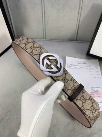 Gucci宽度4.0Cm 一侧为gg Supreme高级人造帆布，反面一侧为单色头层磨砂底、配以interlocking 菱形双层带扣。 - 点击图像关闭