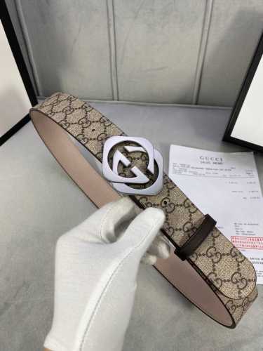 Gucci宽度4.0Cm 一侧为gg Supreme高级人造帆布，反面一侧为单色头层磨砂底、配以interlocking 菱形双层带扣。