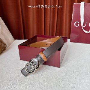 Gucci这款30Mm腰带一面为土黄色牛皮革，另一面为深咖色牛皮革，搭配可拆卸互扣式双G搭扣，双面可用，潮流时尚，为整个设计添注别致魅力。 DDD