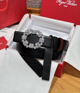 Rv女士双面腰带 DDD 这款腰带采用双面牛皮革制作，延续标志性简约圆扣，温润色彩流转细腻光泽，诠释隽永迷人的法式风情，无论搭配牛仔裤还是连衣裙都很百搭，细节处