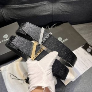 特 范思哲 ，宽4.0Cm，新款 此款时尚腰带采用柔软的皮革于意大利制成，饰有V Greca