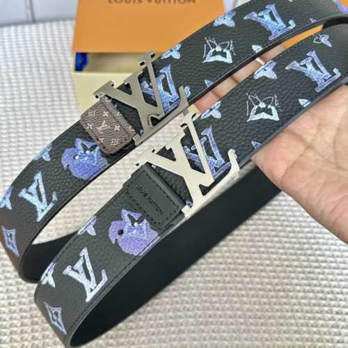 特P190 寬：40Mm 驢家新品 寬度40Mm 原單新品 ，全新獨特設計的色彩圖案 與專櫃一致 搭配進口原廠小牛皮 搭配全新設計字母搭扣 雙面可用 質感超級好