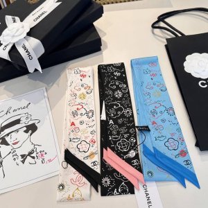 香奈儿Twilly小丝巾来了，Chanel 卡通字母 名副其实的小可爱， 人手三条闭眼收，我都不拦着 N久都没有见过这么好看的Twilly 真的是真香本香了，凹