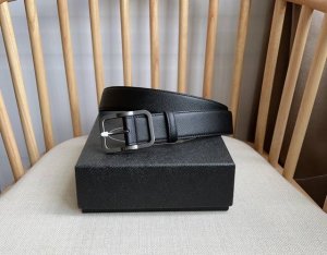 Prada 普拉达 专柜最新款 这款腰带精致低调 优雅摩登 简约时尚的金属带扣配有刻字徽标 勾勒精致细节 是Prada男士成衣系列的理想配饰 宽3.5