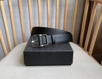 Prada 普拉达 专柜最新款 这款腰带精致低调 优雅摩登 简约时尚的金属带扣配有刻字徽标 勾勒精致细节 是Prada男士成衣系列的理想配饰 宽3.5