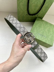 宽度3.8Cm Gg Marmont系列每一季都会推陈出新，为灵感源于70年代的标志性双G搭扣注入现代精髓。这款黑色米色和乌木色Gg Supreme帆布腰带反面