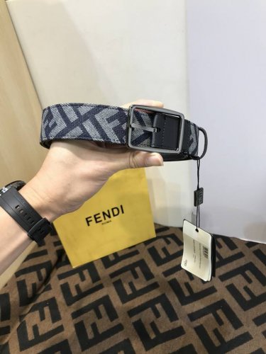 配送专柜包装 打孔针 特批新款 Fd 宽35Mm 牛仔老花斜纹F标志造型皮带，支持Nfc 字母针扣 搭配标志性，进口小牛皮制成，手感柔软，镀金表面金属制品，原版