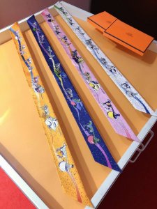 Phms2348 爱马仕新款Twilly 太空德比 顶级斜纹真丝打造 超精细的印花 字迹非常清晰 绝对是送礼自用的首选丝带既可绕于颈间，亦可缠于腕部、腰部，同样