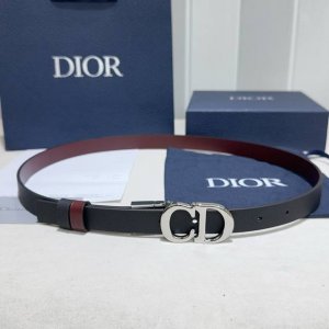Christian Dior 迪奥 DDD 30 Montaigne 双面腰带 DDD 采用手掌纹搭配平纹双面头层牛皮精品纯铜扣头打造 柔软细腻，裙装大衣必备、