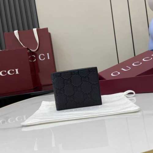 顶配版 新品 系列名称“Gucci Imprint”尽释Gg字母交织图案的恒久优雅魅力，该图案以富有触感的细节装点日常风格单品。这款双折钱包以印花压纹Gg粒面牛