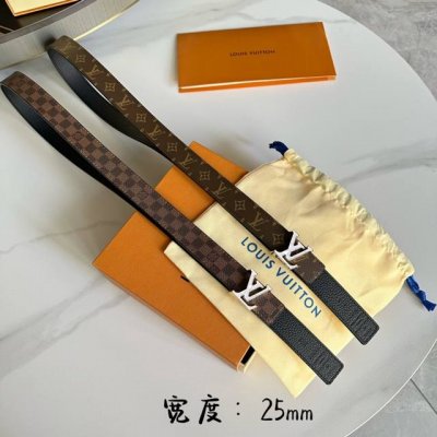 雙面用女士原單腰帶 寬度25毫米 雙面可用 正面為新型的絲印效果 柔軟的小牛皮荔枝紋做底 搭配細緻華麗的字母搭扣