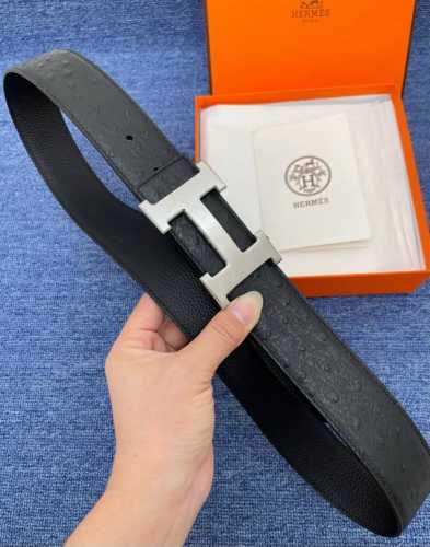 品牌 爱马仕 描述 采用高级真皮精制而成，触感厚实，饰以商标带扣。腰带为意大利尺寸，请在购买前参阅腰带尺寸指南. 铜扣金属配件 黑色皮革，采用环保工艺制作而成