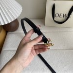 罗意威新款光滑牛皮革腰带，饰以金属Loewe品牌标志Logo，宽1.5Cm，五孔调节。颜色：黑色