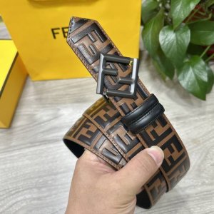 图片包装+10 Fendl 芬迪 专柜同款 宽40Mm 标志造型宽皮带。钉扣式带扣。棕色小牛皮制成。印有浮雕手绘黑色与棕色 Ff 图案。镀金表面金属制品，品质保
