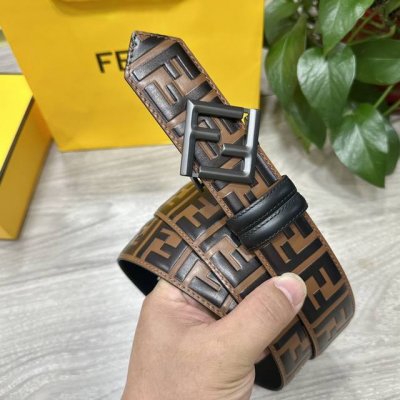 图片包装+10 Fendl 芬迪 专柜同款 宽40Mm 标志造型宽皮带。钉扣式带扣。棕色小牛皮制成。印有浮雕手绘黑色与棕色 Ff 图案。镀金表面金属制品，品质保