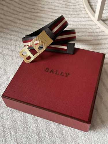 特 Bally 巴利 专柜同款 男士休闲布配皮腰带 宽3.5Cm 这款tamal 双面头层牛皮融入了永恒经典的 Bally 条纹，且具有充满现代感。正面饰有ba