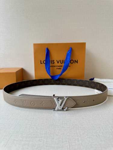 3.0宽 Lv Flowergram 双面腰带选用 Monogram 帆布和 Monogram 压纹皮革演绎两式风尚 新款柔美搭扣致意 可为各式造型注入典雅风采