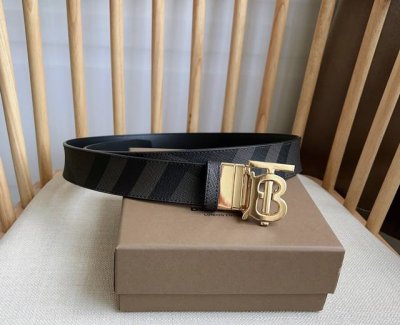 Burberry 巴宝莉专柜同步上新精选品牌标志性London格纹搭配平滑皮革反面设计 饰牌搭扣点缀品牌专属标识图案 宽:3.5Cm 精致优雅 简单大方