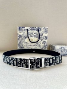 Dior 这款腰带采用黑色超迷你 Oblique 印花面料精心制作，搭配金属覆层黄铜腰带扣，彰显优雅时尚的风范。腰带长度可调节，可与各式 35 毫米腰带扣随心搭